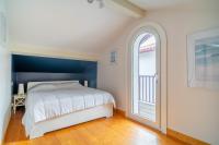 a bedroom with a bed and a window at MAGNOLIAS 2- quartier résidentiel proche de la plage in Hendaye