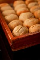 Hotel Nacional Inn Angra dos Reis في انغرا دوس ريس: مجموعة من الكعك المحلى في صندوق خشبي