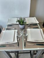 une table avec des assiettes et des verres et une plante sur elle dans l&#39;établissement L&#39;Eclair Studio 5 Face Gare Wifi, à Évreux