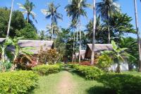 Ein Garten an der Unterkunft Lanta Coral Beach Resort
