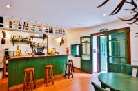 un restaurante con un bar verde con taburetes en Hotel de Montaña La Hortizuela, en Coto Ríos