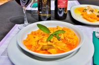 Un plato de comida en una mesa con una copa de vino. en Hotel de Montaña La Hortizuela, en Coto Ríos