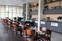 une rangée de tables et de chaises dans un restaurant dans l'établissement Localização incrível vista ótima equipado e novo, à Brasilia