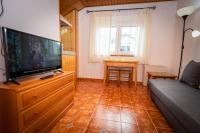 Una televisión o centro de entretenimiento en Apartamentos Cudillero