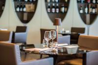 un tavolo con bicchieri da vino sopra in un ristorante di Best Western Hotel Quattrotorri a Perugia