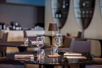 due tavoli con sopra dei bicchieri da vino di Best Western Hotel Quattrotorri a Perugia