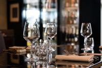 un gruppo di bicchieri da vino seduti su un tavolo di Best Western Hotel Quattrotorri a Perugia