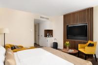 Televízia a/alebo spoločenská miestnosť v ubytovaní Grand Hotel Esztergom