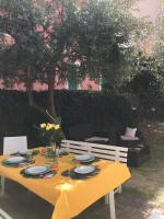 A garden outside MIMI'S HOME casa per vacanze
