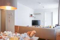 Televízia a/alebo spoločenská miestnosť v ubytovaní Apartments Rainer