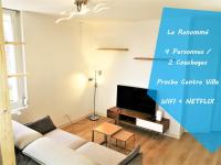 Una sala de estar con un sofá y un televisor. en Le Renommé Soissons par Picardie Homes, en Soissons