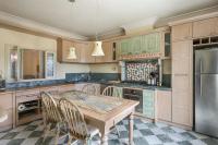 Kuchnia lub aneks kuchenny w obiekcie Luxury Garden House