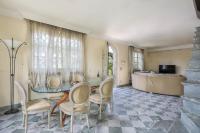 Telewizja i/lub zestaw kina domowego w obiekcie Luxury Garden House
