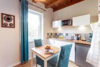 a kitchen with a table and chairs and a window at Gîtes Au fil des saisons proximité EUROPA PARK in Diebolsheim