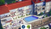 Una vista aérea de un edificio con piscina. en Hotel Komodor, en Dubrovnik