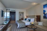 Ein Sitzbereich in der Unterkunft Royal Beach Eilat by Isrotel Exclusive