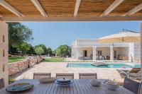 Basen w obiekcie Tenuta Trullo Pietra Bianca lub w pobliżu