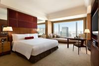 Shangri-La Tokyoにあるテレビまたはエンターテインメントセンター