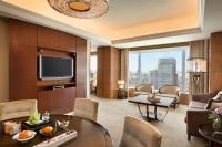 Shangri-La Tokyoにあるテレビまたはエンターテインメントセンター