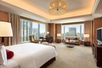 Shangri-La Tokyoにあるテレビまたはエンターテインメントセンター