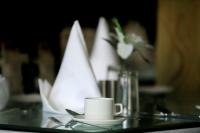 Příslušenství pro přípravu čaje a kávy v ubytování Crown Plaza Residency