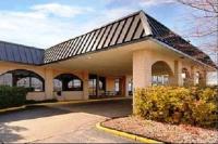 un gran edificio con techo negro en Motel 6-Natchitoches, LA, en Natchitoches