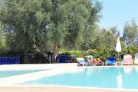 Bazén v ubytovaní Happy Camp mobile homes in Porto Cesareo Camping alebo v jeho blízkosti