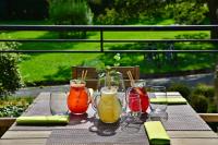 una mesa de madera con copas de bebidas. en Resort Lesní Lázně, en Zvánovice