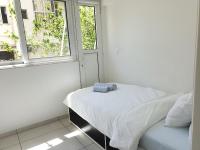 Posteľ alebo postele v izbe v ubytovaní KYMA Apartments - Athens Acropolis 13