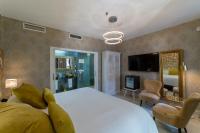 Televízia a/alebo spoločenská miestnosť v ubytovaní El Rey Moro Hotel Boutique