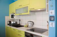 Kuchnia lub aneks kuchenny w obiekcie Azúr Apartman Keszthely