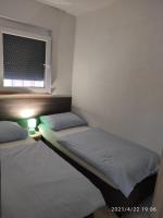 Posteľ alebo postele v izbe v ubytovaní Apartmani QUATTRO