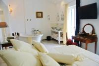 Posteľ alebo postele v izbe v ubytovaní Seaside villa with private pool Home By The Sea - Villa Trogir