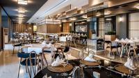 Reštaurácia alebo iné gastronomické zariadenie v ubytovaní Avra Imperial Hotel