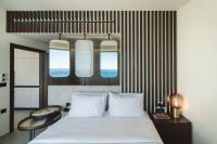 Postel nebo postele na pokoji v ubytování THE WAVE TWIN VILLA 1 KATHISMA BEACH Lefkada