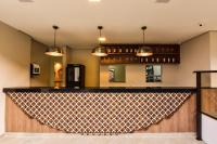 un bar en un restaurante con luces colgantes en Porto das Dunas Boutique Praia Hotel, en Aquiraz