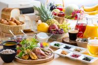 犬山市にあるホテルミュースタイル犬山エクスペリエンスの食べ物と飲み物のビュッフェ付きテーブル