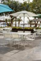 un gruppo di tavoli e sedie bianchi con ombrelloni di Sea view hotel ad Aqaba