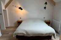 Een bed of bedden in een kamer bij Maison pr&egrave;s de la Pointe du Raz