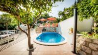 Bazén v ubytovaní Guest House Villa Nina alebo v jeho blízkosti