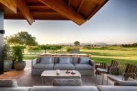 uma sala de estar com um sofá e cadeiras em um pátio em Hotel Terraverda at Empordà Golf Resort em Torroella de Montgrí