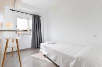 Posteľ alebo postele v izbe v ubytovaní YourHouse Monges Apartment with sea views