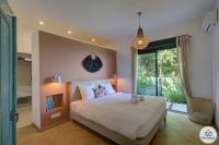 a bedroom with a bed and a large window at Villa Paloma 4 étoiles avec Piscine et Vue exceptionnelle sur l&#39;ocean à Saint-Leu in Saint-Leu