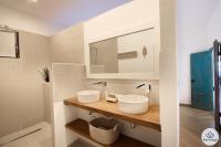 a bathroom with two sinks and a mirror at Villa Paloma 4 étoiles avec Piscine et Vue exceptionnelle sur l&#39;ocean à Saint-Leu in Saint-Leu