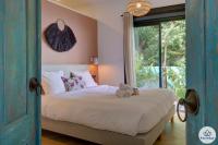 a bedroom with a bed and a large window at Villa Paloma 4 étoiles avec Piscine et Vue exceptionnelle sur l&#39;ocean à Saint-Leu in Saint-Leu