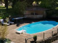 Swimming pool sa o malapit sa STUDIO PRIVATIF ET SA PISCINE AUX AGAPANTHES DE CROMEL - Le Mont Saint-Michel