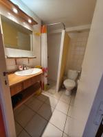 Bathroom sa STUDIO PRIVATIF ET SA PISCINE AUX AGAPANTHES DE CROMEL - Le Mont Saint-Michel