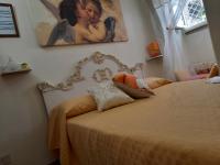 Un dormitorio con una cama y un cuadro en la pared. en Astoria Tropea Centro storico, en Tropea