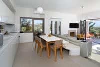 Televízia a/alebo spoločenská miestnosť v ubytovaní Sea View Villas