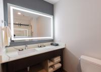 La Quinta Inn & Suites by Wyndham Shorewoodにあるバスルーム